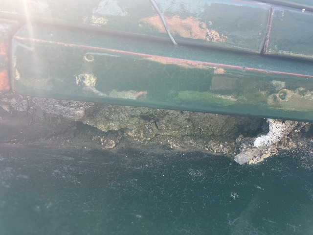 漆喰が崩れて穴が開いている